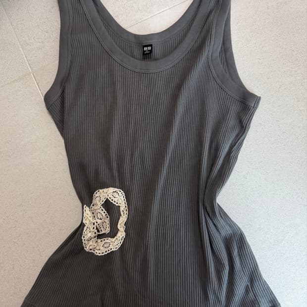 유니클로 프릴 골지 슬리브리스 나시