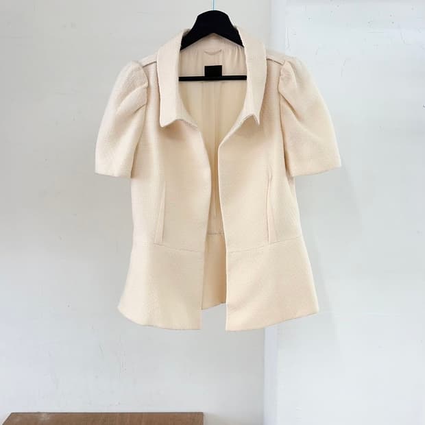 펜디 크림 오픈 칼라 퍼프 페플럼 자켓