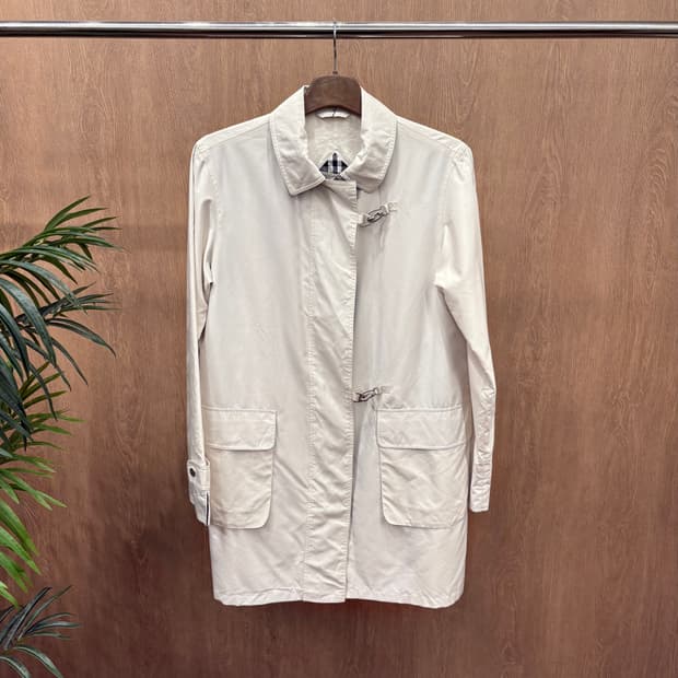 버버리 맥 코트 메탈 버클 더블 플랩 포켓 디테일 라이트 베이지