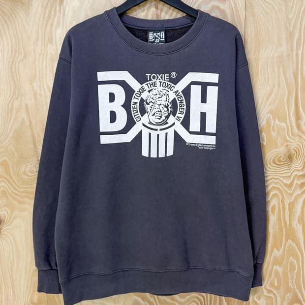 바운티 헌터 X 톡식 어벤져 2002 크루넥 스웻셔츠