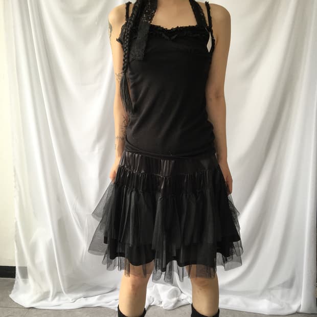 Lace tied point sleeveless