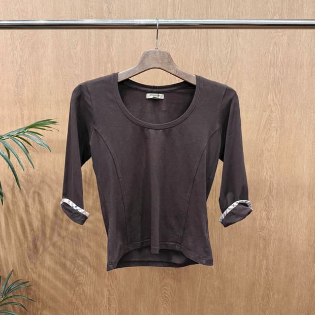 버버리 런던 7부 티셔츠 라운드넥 체크 소매 디테일 슬림핏 브라운