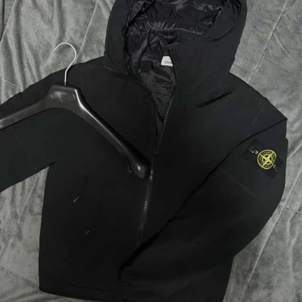 스톤아일랜드 소프트쉘 프리마로프트 바람막이 블랙