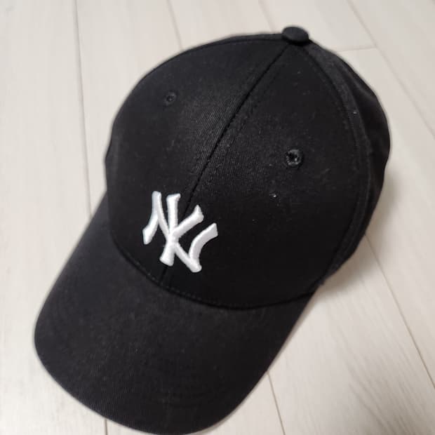 MLB 블랙 볼캡 모자(새상품급)

오염 하자없이 깨끗해요^^

세탁해뒀