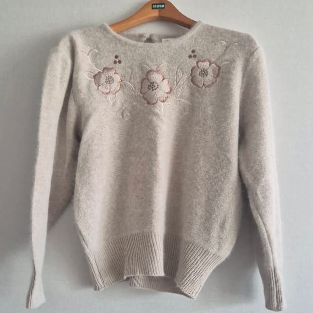 앙고라 울 40% 자수 니트