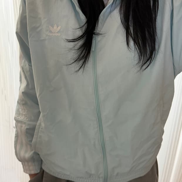 아디다스 하늘색 바람막이 집업 m