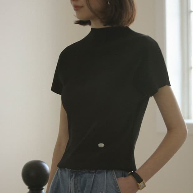 틸아이다이 플리츠 하이넥 숏 슬리브 블랙