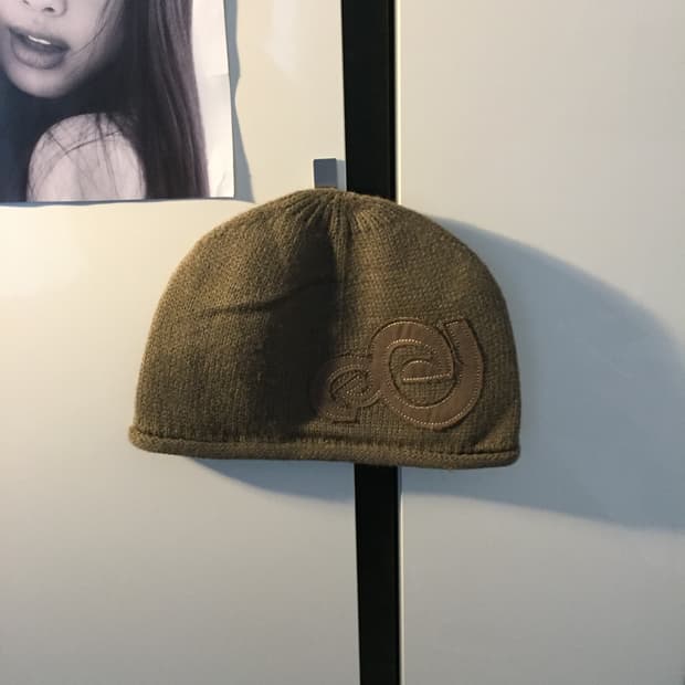 APPLIQUE SPIRAL LOGO BEANIE [KHAKI]