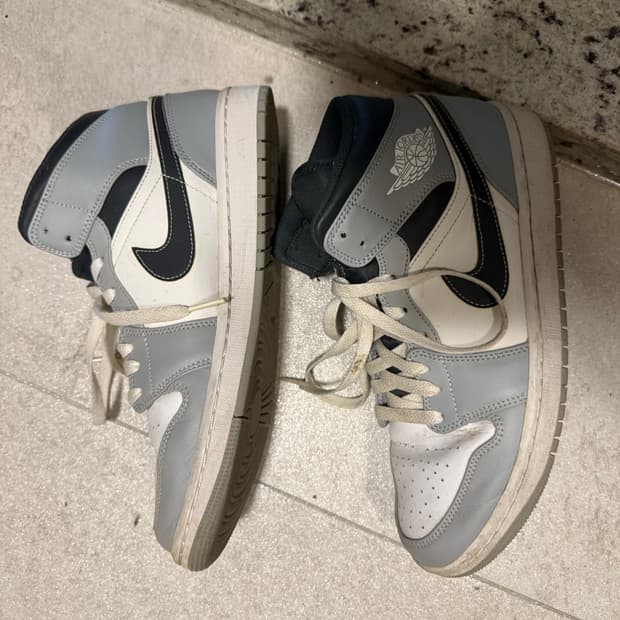 조던 1 미드 라이트 스모크 그레이 앤트러사이트