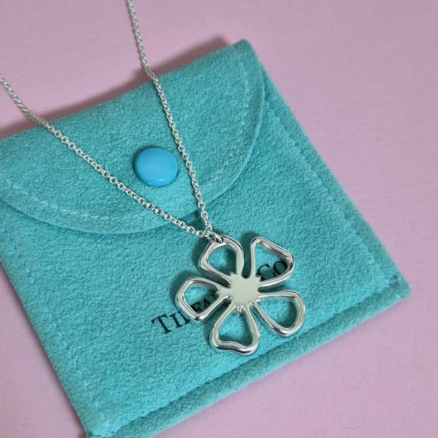 티파니앤코 한정판 히비스커스 플라워 목걸이