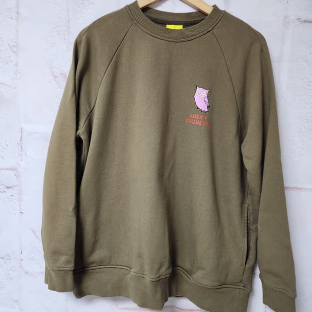 카키색 럭키슈에뜨 맨투맨 티셔츠