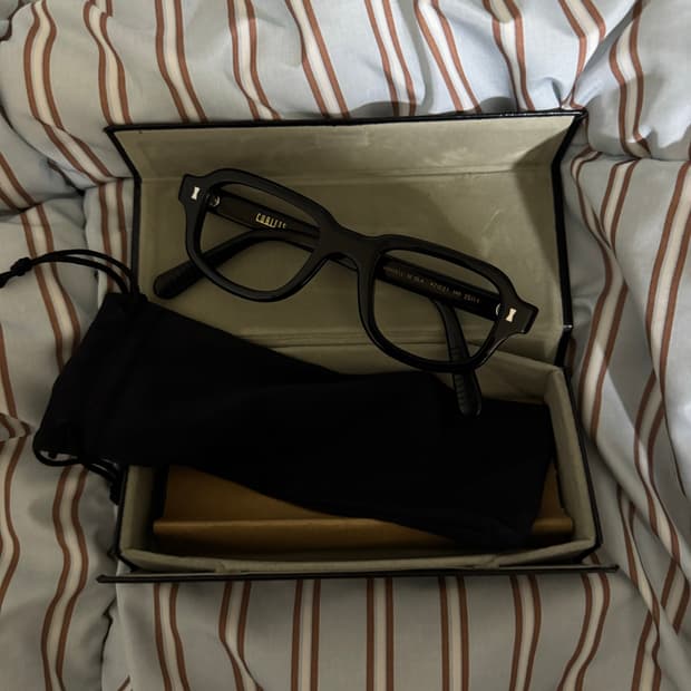 커비츠 암웰 김고은 안경