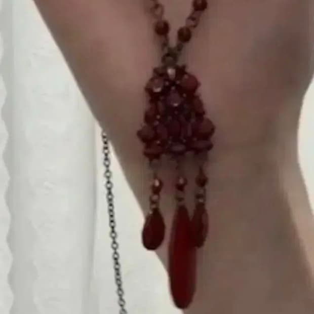 빈티지 레드 네크리스