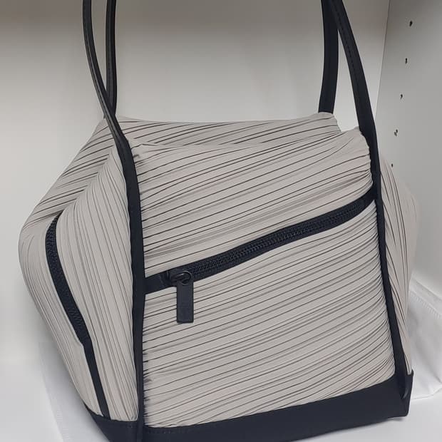 플리츠플리즈 BIAS PLEATS 토트백