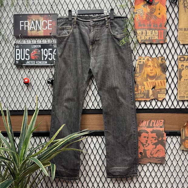 칼하트 슬림핏 흑청 데님 팬츠 후면 포켓 로고 포인트