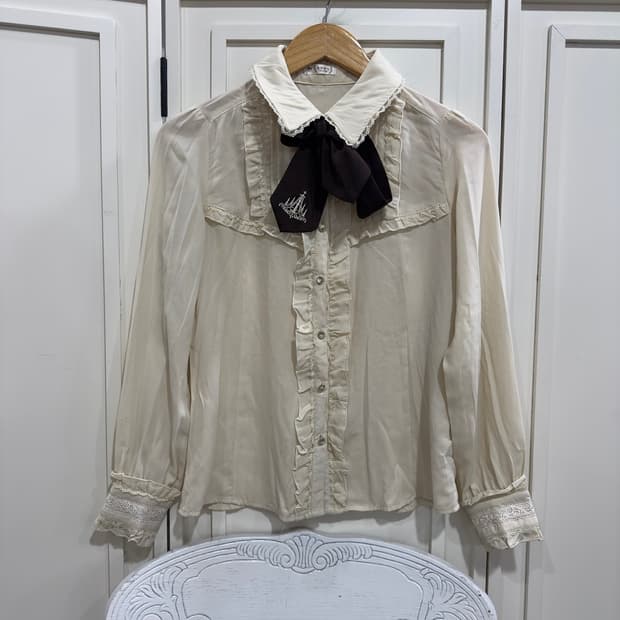 axes femme(엑시즈팜) 아이보리 초코리본 블라우스