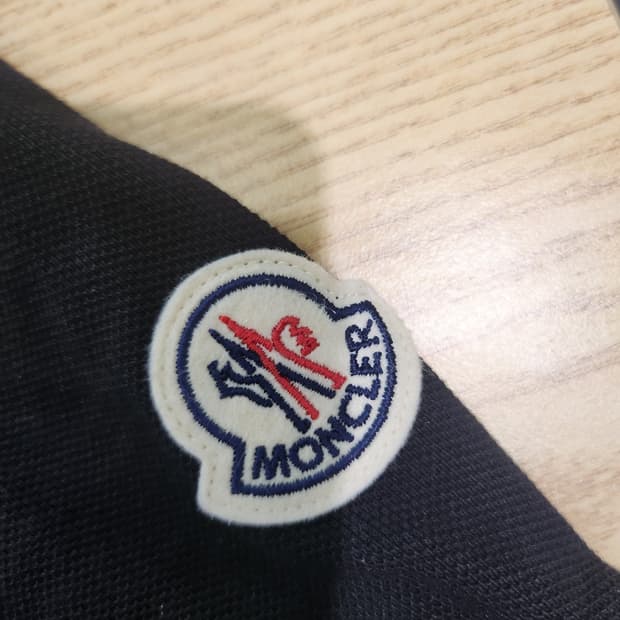 몽클레어 카라티 정품 산지 1달반도 안된 제품