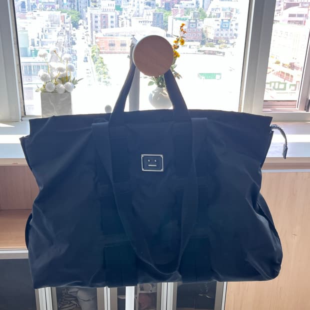 아크네 토트백 팝니다