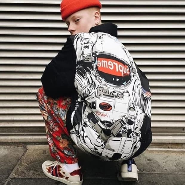 슈프림 우주인패딩 정품