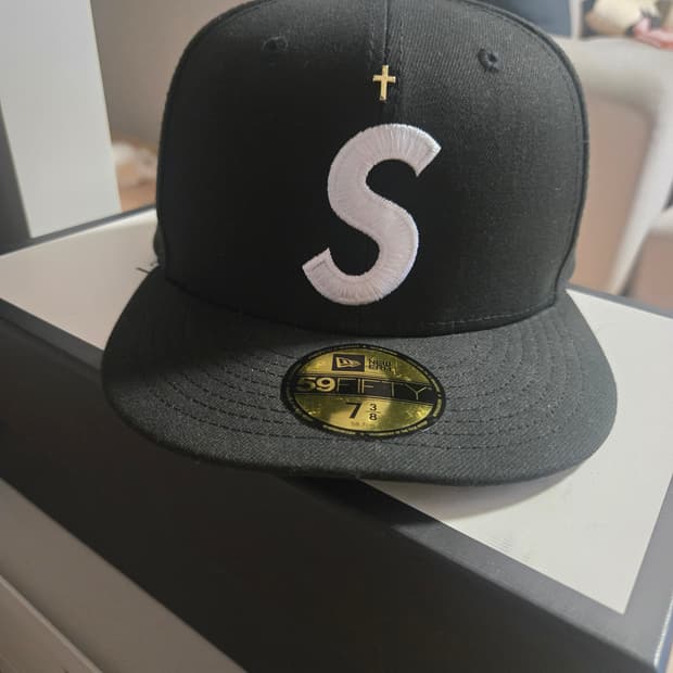 슈프림 골드 크로스 S 로고 뉴에라 블랙  738,58.7