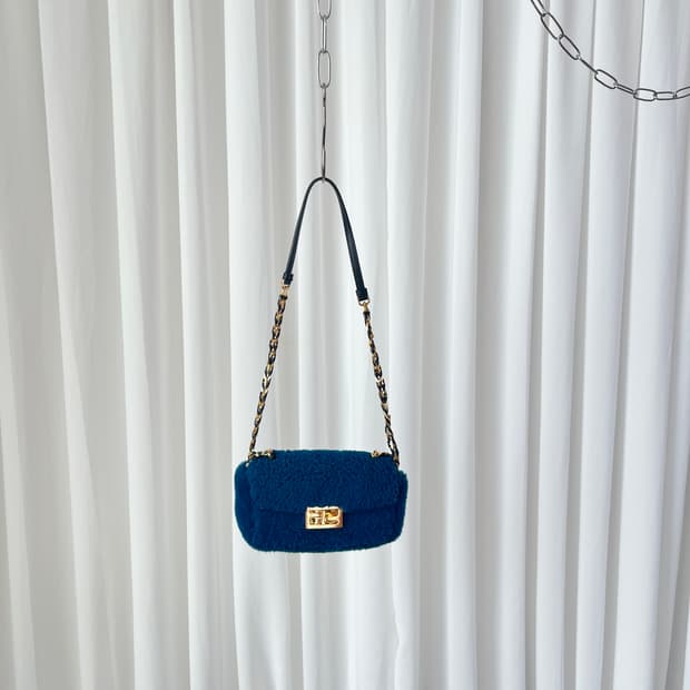 펜디 미니 바게트 블루 시어링 크로스백