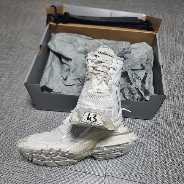 발렌시아가 뉴러너 화이트 43 스니커즈