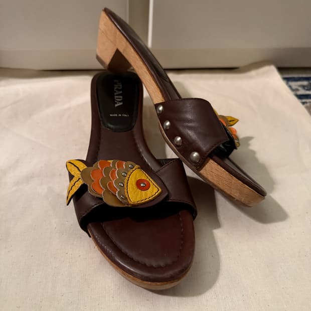 프라다 피쉬 우드 뮬 샌들