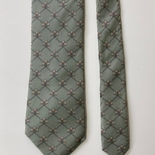 니나리치 넥타이