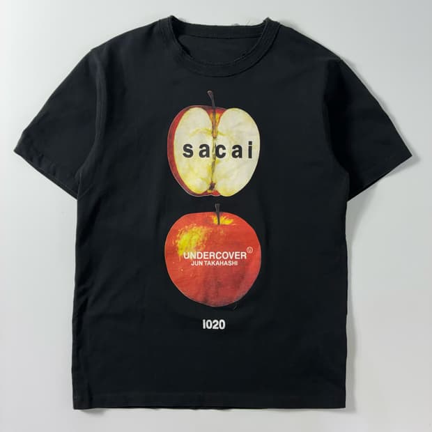Sacai  사카이 x 언더커버 애플 그래픽 반팔 티셔츠 