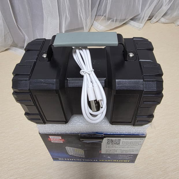 다기능 캠핑 양면라이트 + 보조배터리 겸용 새제품

- 박스에 담겨 있고