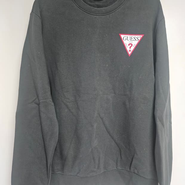 게스(GUESS) 트라이앵글 로고 맨투맨 (다크그레이)