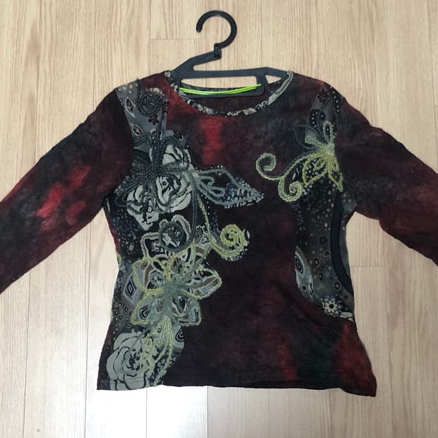 패치 자수 티셔츠 