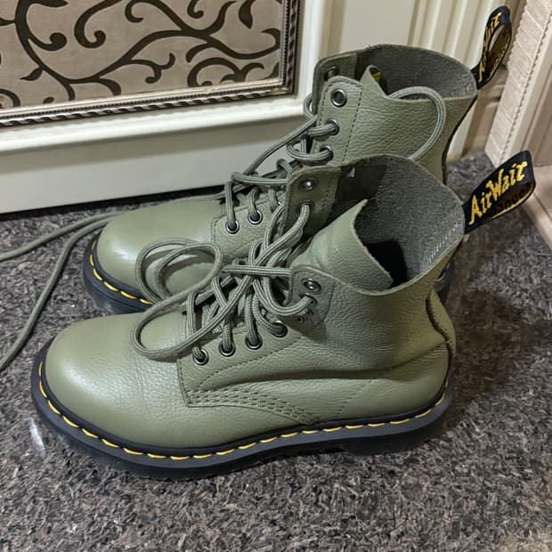 닥터마틴 1460 파스칼 여성 8홀 워커 카키 230