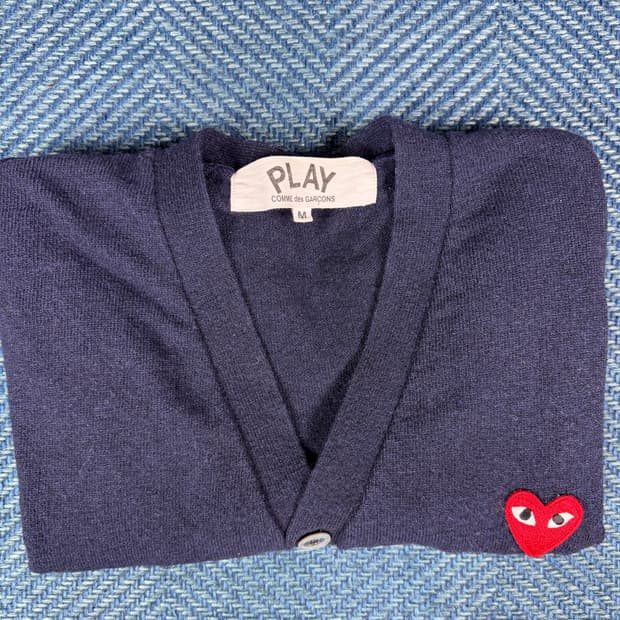 꼼데가르송 플레이 레드 와펜 가디건 (네이비 / M사이즈)