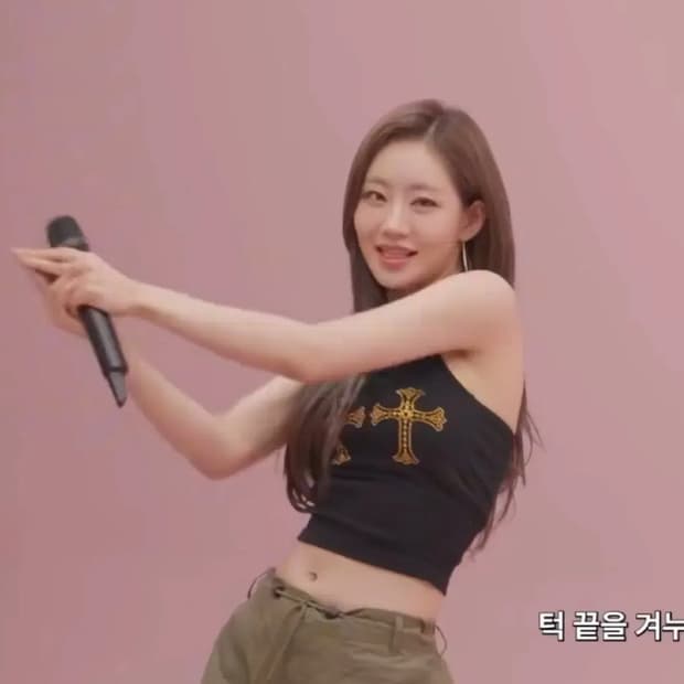 쥴리 착용 > 에세이 홀터넥 블랙