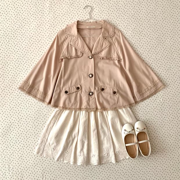 엑시즈팜 레이스 아일렛 트렌치 케이프