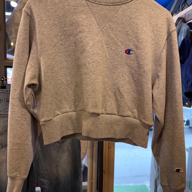 챔피온 자수로고 그레이 크롭 맨투맨