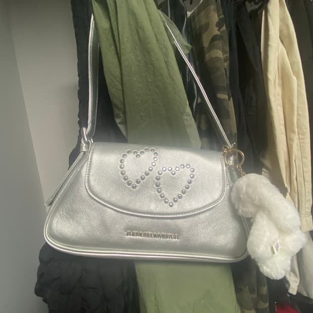 Themuseumvisitor silver bag 판매합니다!!!