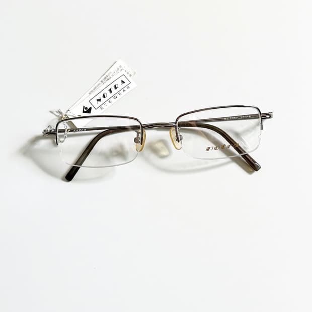 NOTRA 다크 실버 반무테 스퀘어 프레임 빈티지 안경
