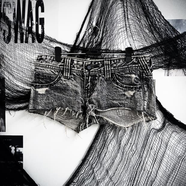 Damaged washing dark denim shorts
