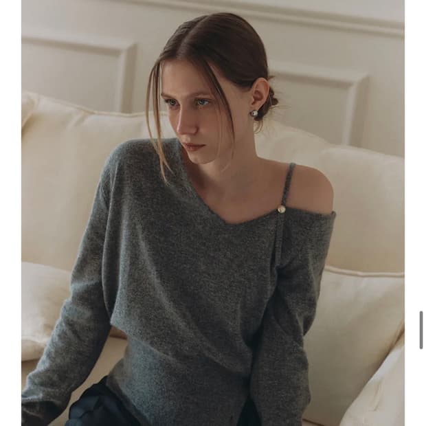 아워코모스 버튼 오프숄더 니트 