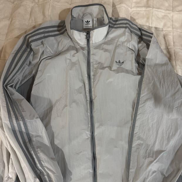아디다스 바람막이 판매합니다.