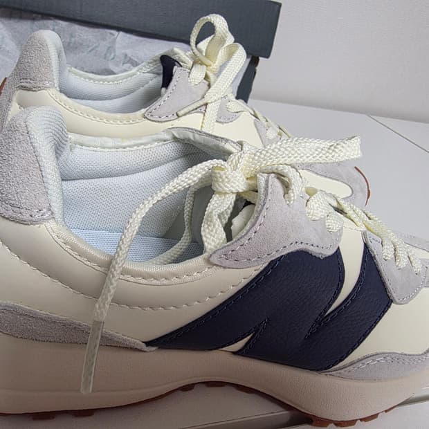 뉴발란스 327 아이보리/네이비 컬러 스니커즈