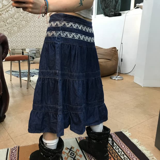 여성 자수 디테일 데님 미디스커트