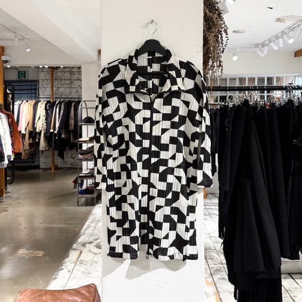 플리츠플리즈 블랙 화이트 스무시 롱 자켓