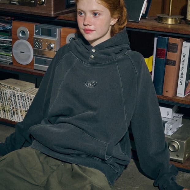 꼼파뇨 CP 피그먼트 스냅 후드티 스모크블랙