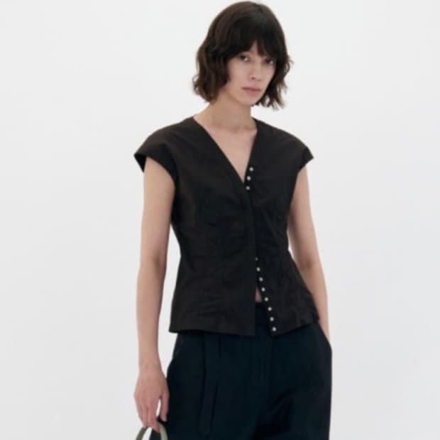 로우클래식 캡 슬리브 셔츠 브라운