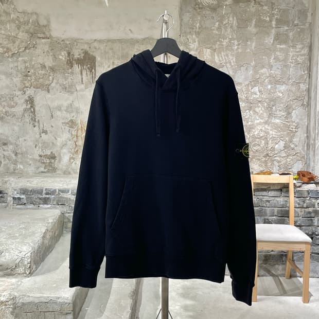 스톤 아일랜드 블랙 캥거루 포켓 와펜 후디