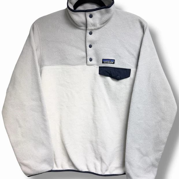 파타고니아 신칠라 스냅-T 그레이/화이트 니카과라