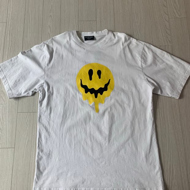 발렌시아가(Balenciaga)의 라지 핏 스마일리 티셔츠